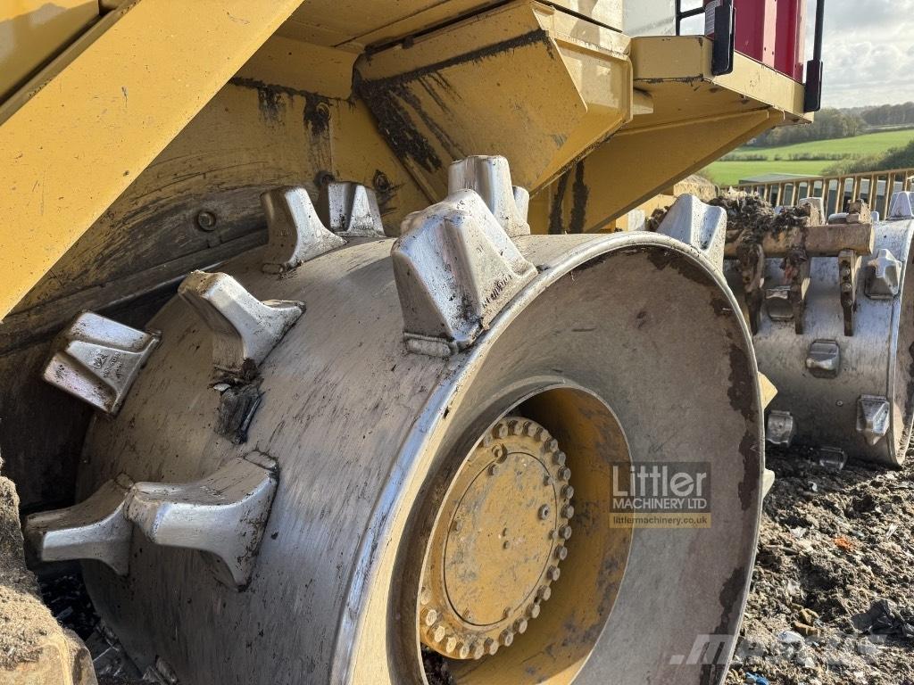 CAT 826 Skládkové kompaktory