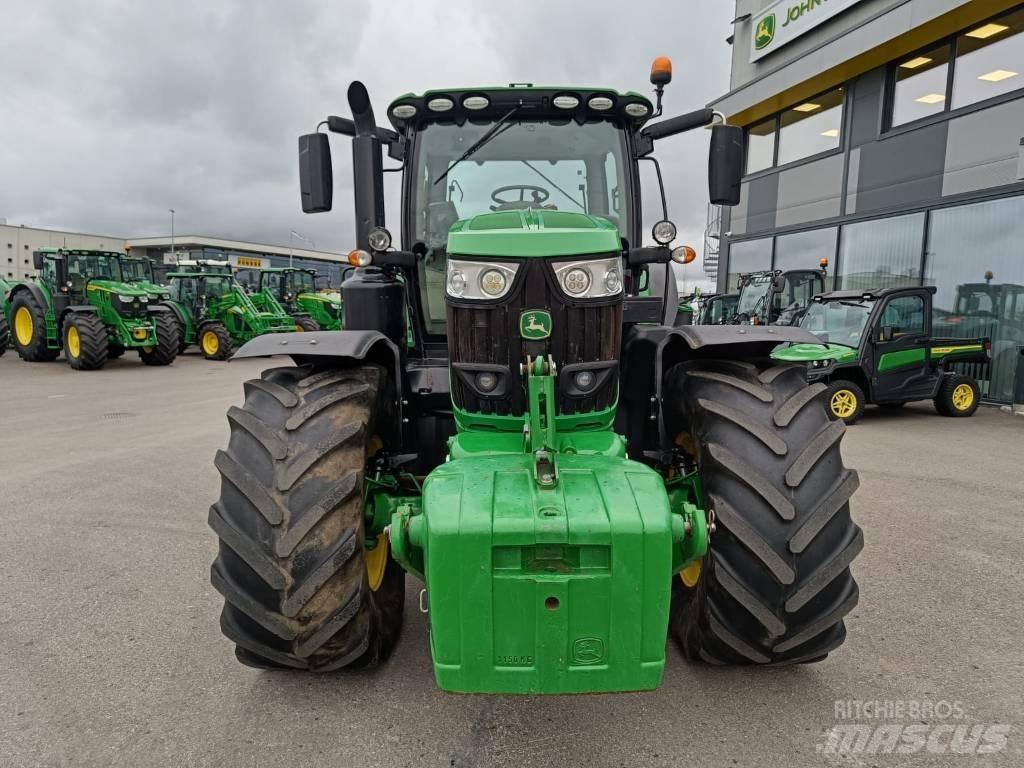 John Deere 6215 R Traktory