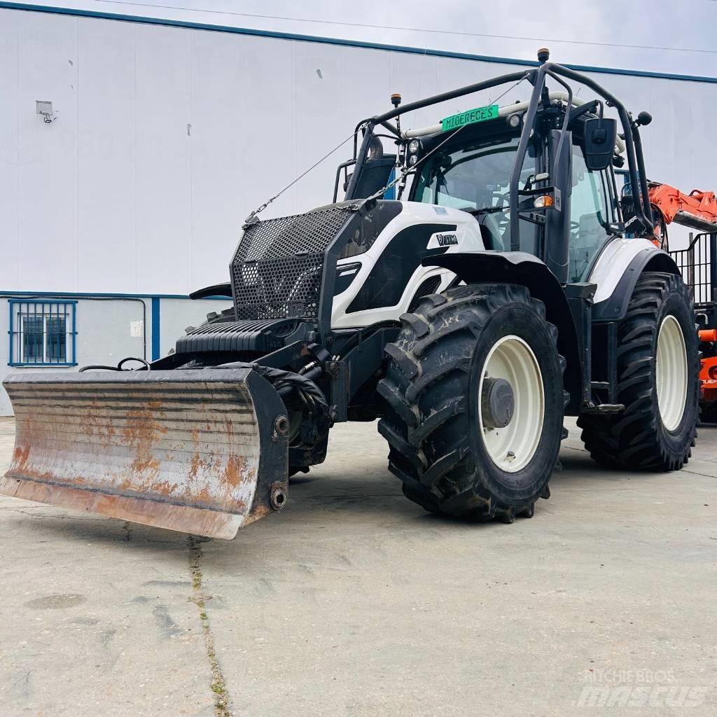 Valtra T 174 Traktory