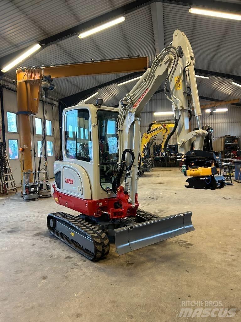 Takeuchi TB225 Mini rýpadlá < 7t