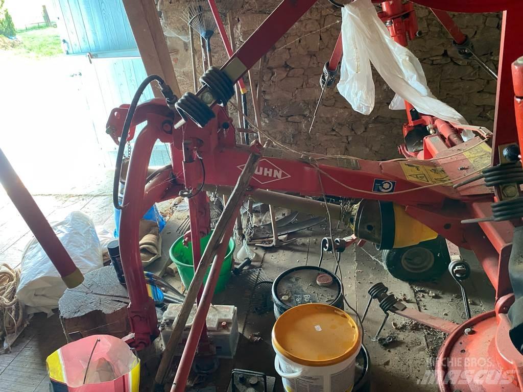 Kuhn GF 5001 MH Obracače a zhrabovače sena