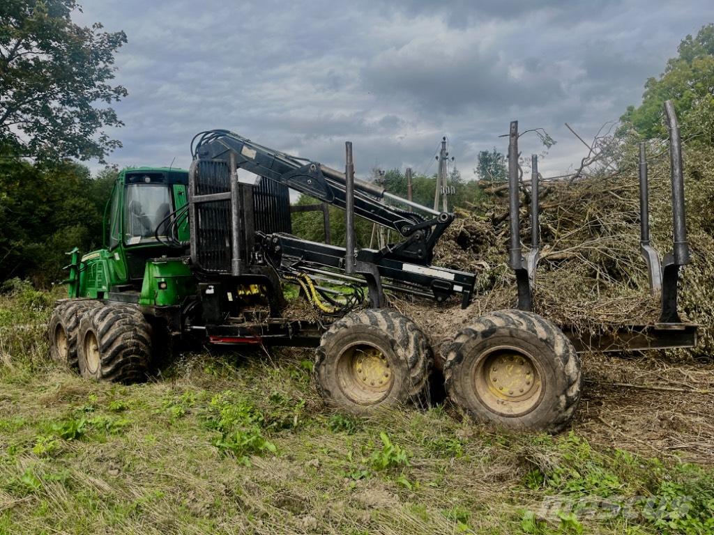 John Deere 1110 E Lesné traktory