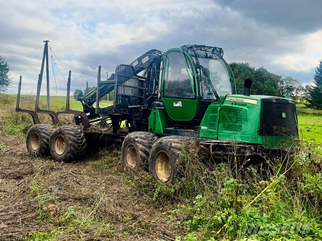 John Deere 1110 E Lesné traktory