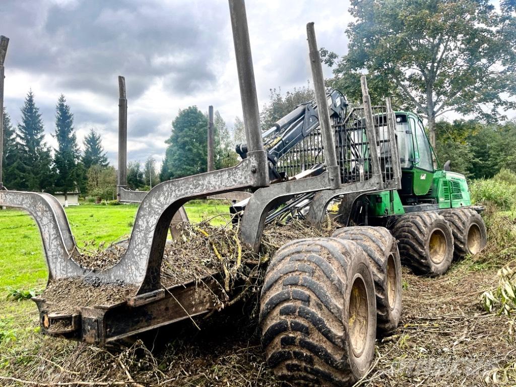 John Deere 1110 E Lesné traktory