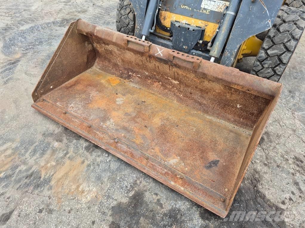 John Deere 312 Šmykom riadené nakladače