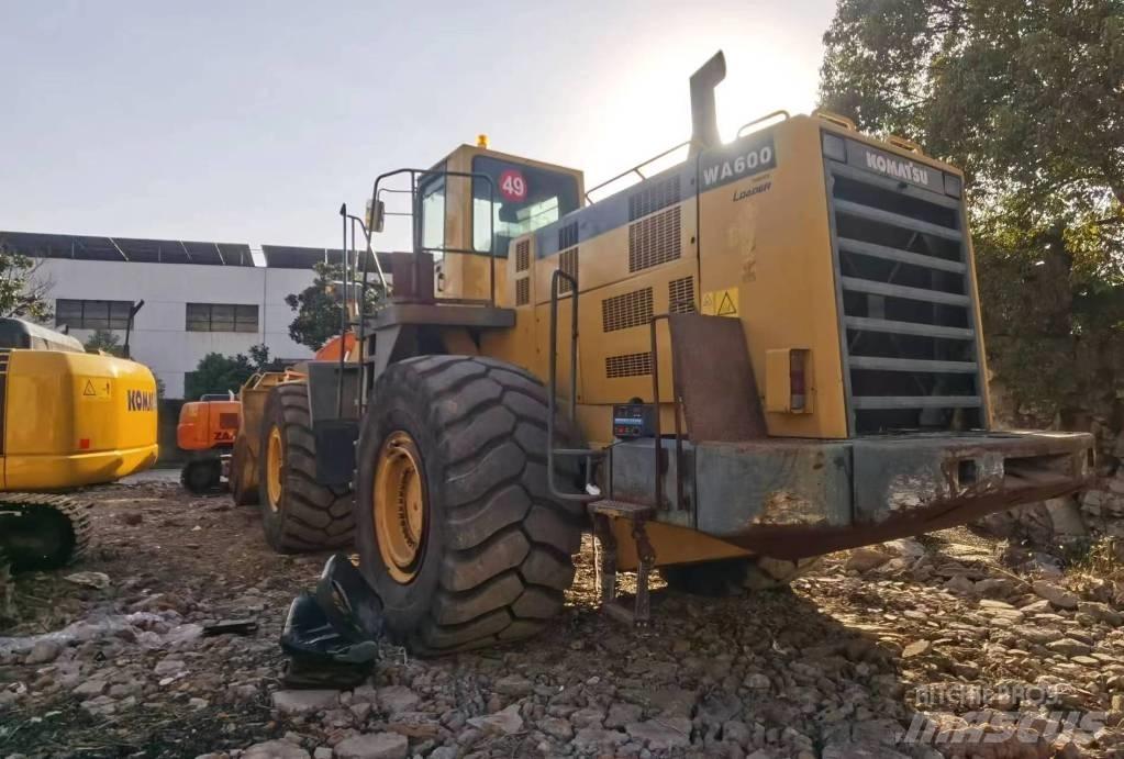 Komatsu WA 600 Kolesové nakladače