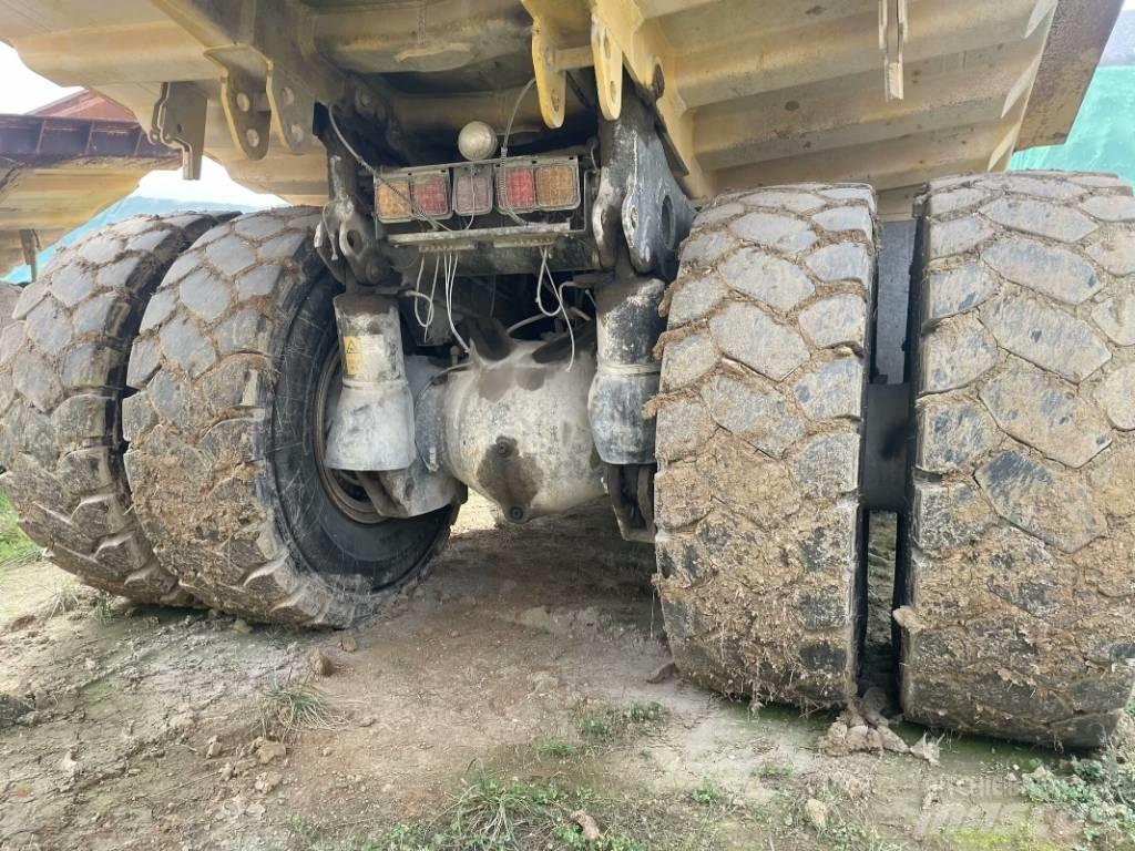 Komatsu HD 605-7 Pevné dempry