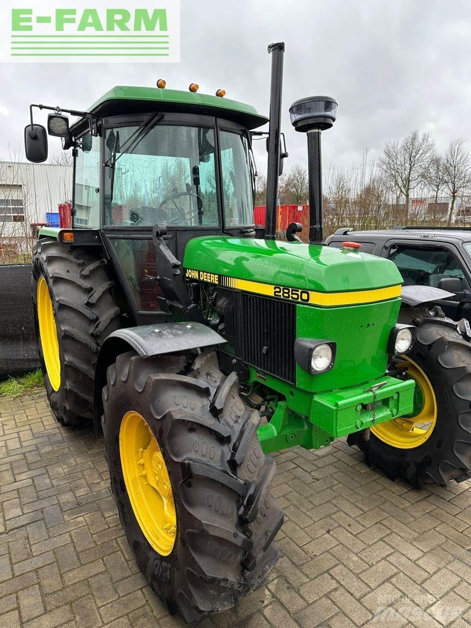 John Deere 2850 Traktory