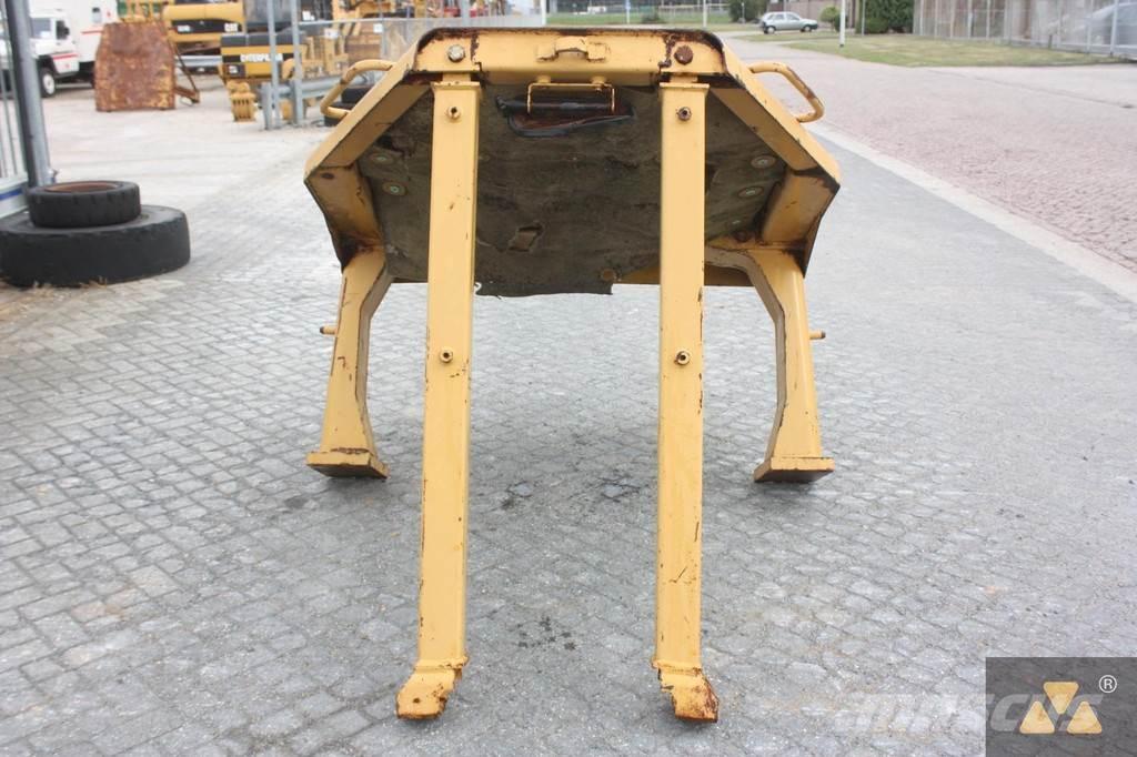 CAT D8N O-rops cab Kabíny a interiér