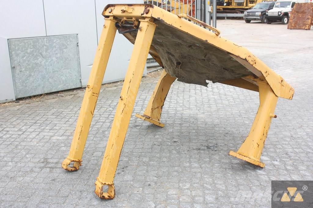 CAT D8N O-rops cab Kabíny a interiér