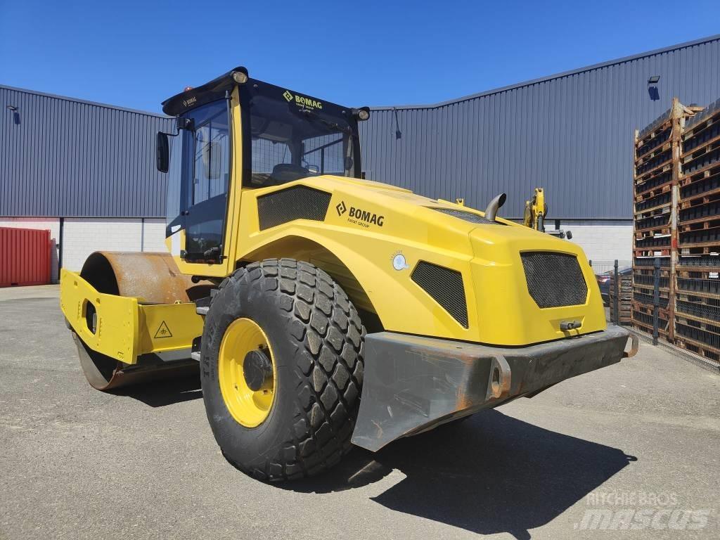 Bomag BW 211 D-50 Pneumatikové valce