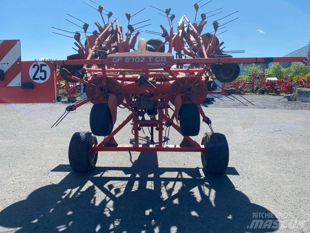 Kuhn GF8702T Obracače a zhrabovače sena