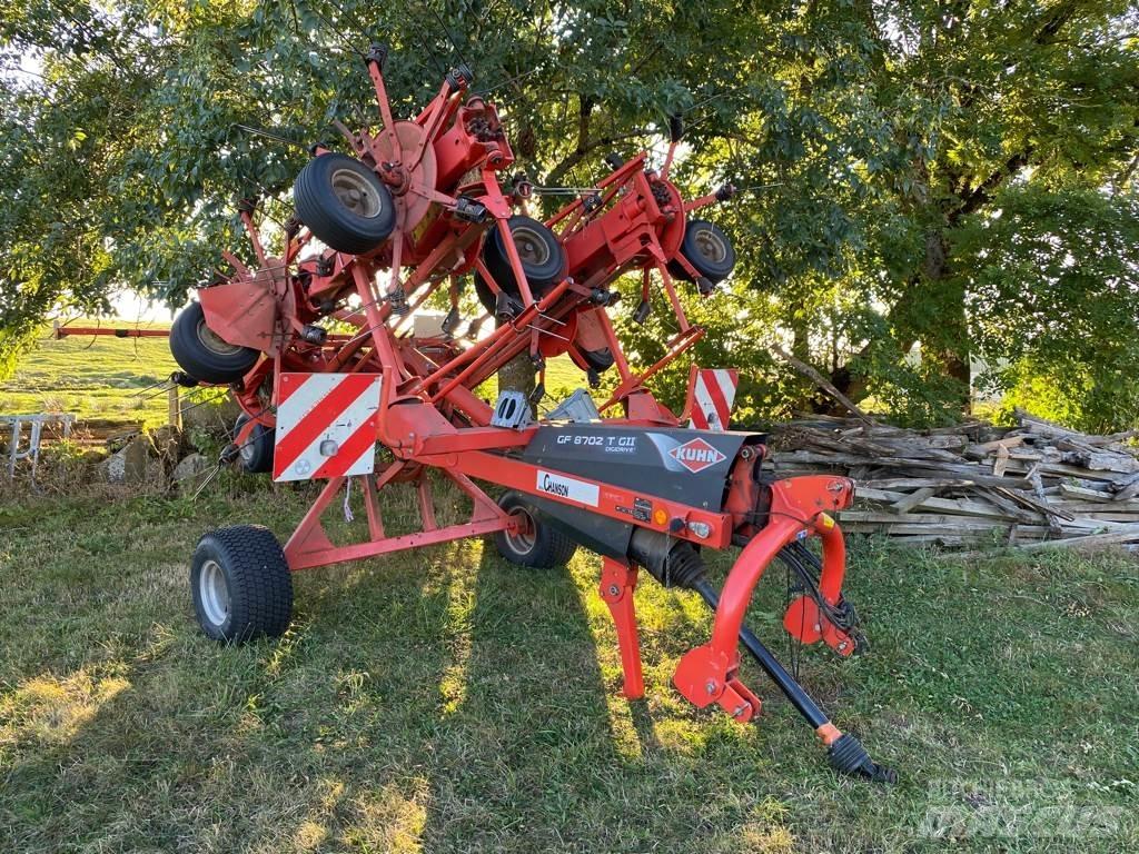 Kuhn GF8702T Obracače a zhrabovače sena