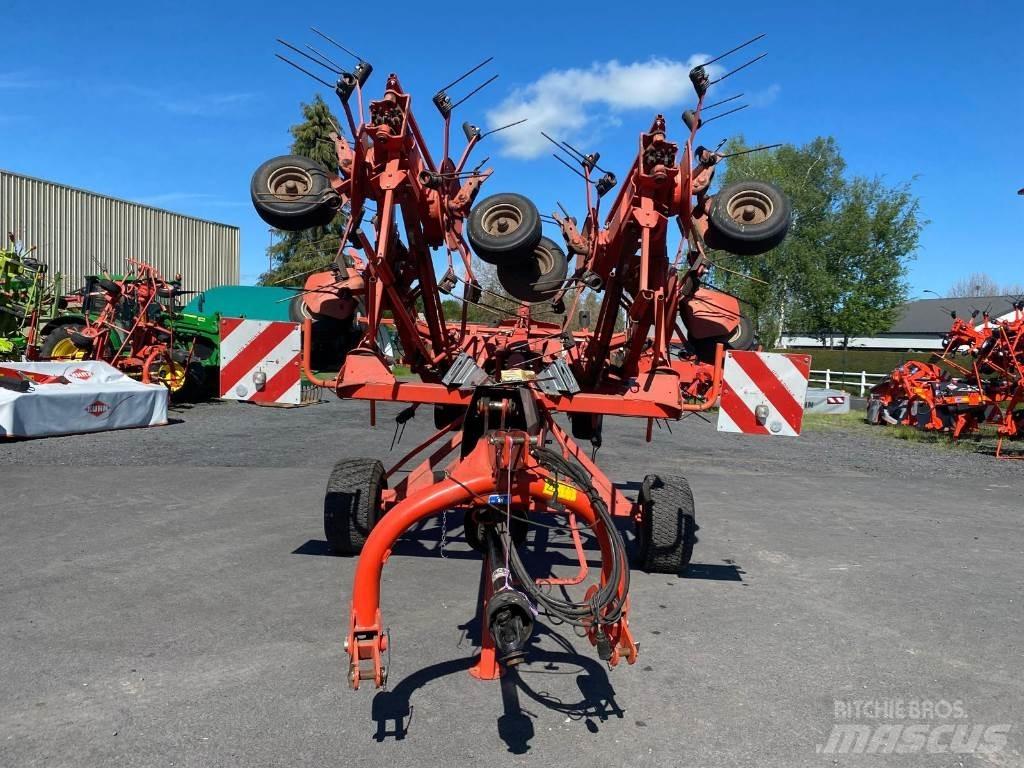 Kuhn GF8702T Obracače a zhrabovače sena