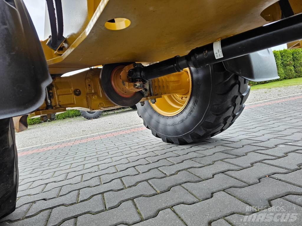 CAT 906 M Kolesové nakladače