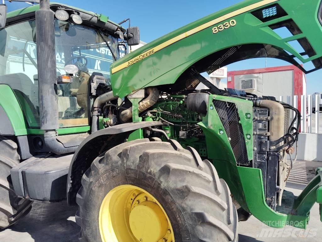 John Deere 8330 Traktory