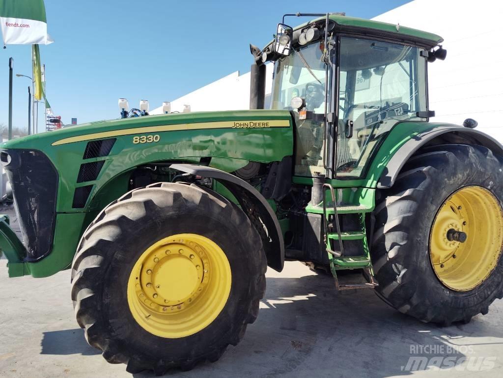 John Deere 8330 Traktory