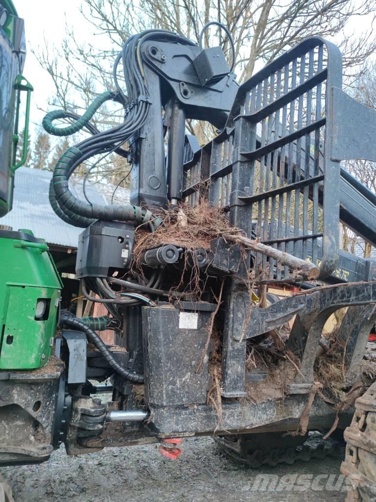 John Deere 1110 E Lesné traktory