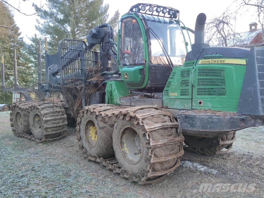 John Deere 1110 E Lesné traktory
