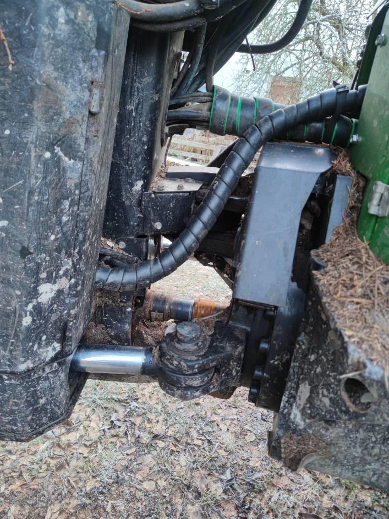 John Deere 1110 E Lesné traktory