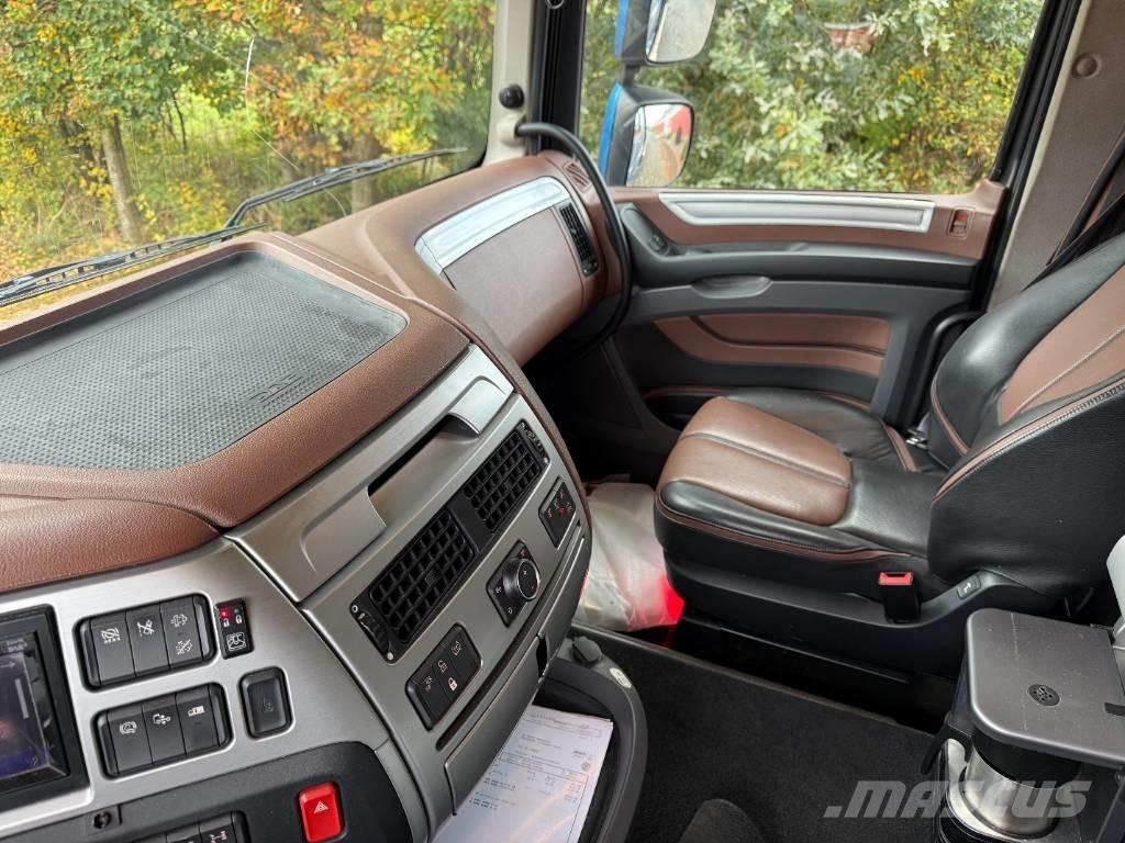 DAF XF 530 6x4 Nákladné automobily na prepravu lesných strojov