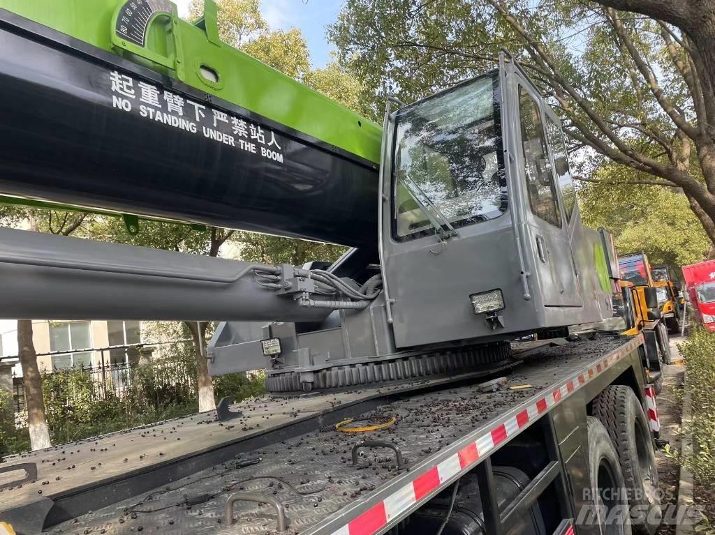 Zoomlion ZTC 700 V Univerzálne terénne žeriavy