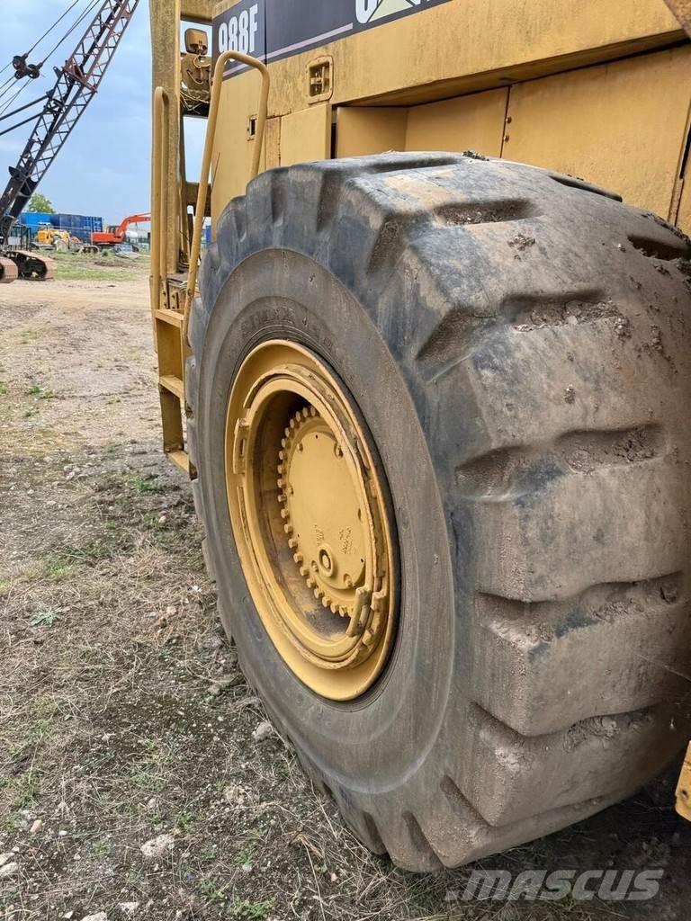 CAT 988F Kolesové nakladače