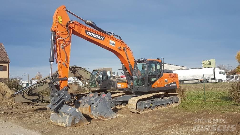 Doosan DX 225 Pásové rýpadlá