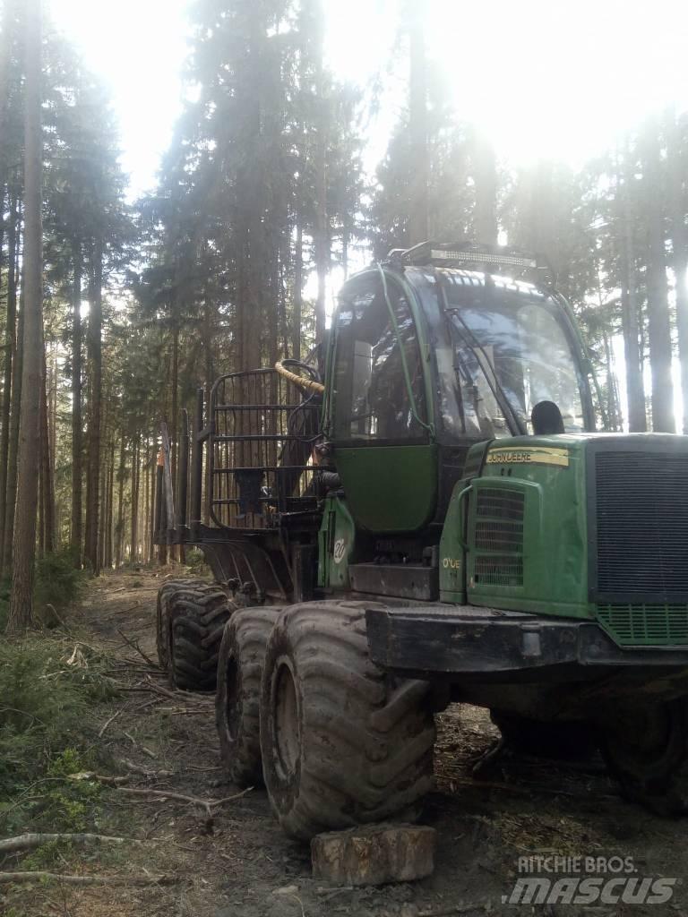 John Deere 1010 E Lesné traktory