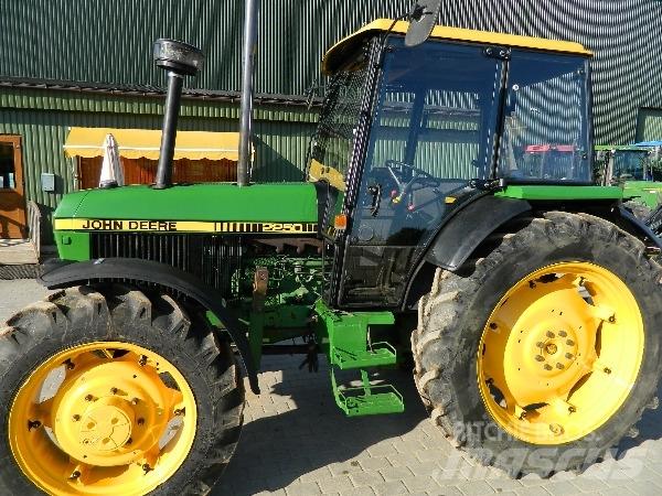 John Deere 2250 Traktory