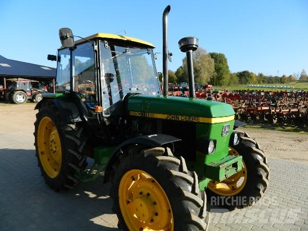 John Deere 2250 Traktory