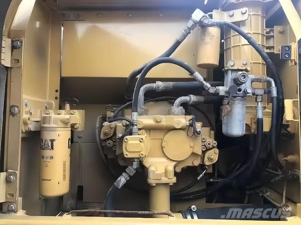 CAT 323 D Pásové rýpadlá