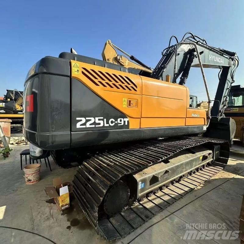 Hyundai R225 Pásové rýpadlá
