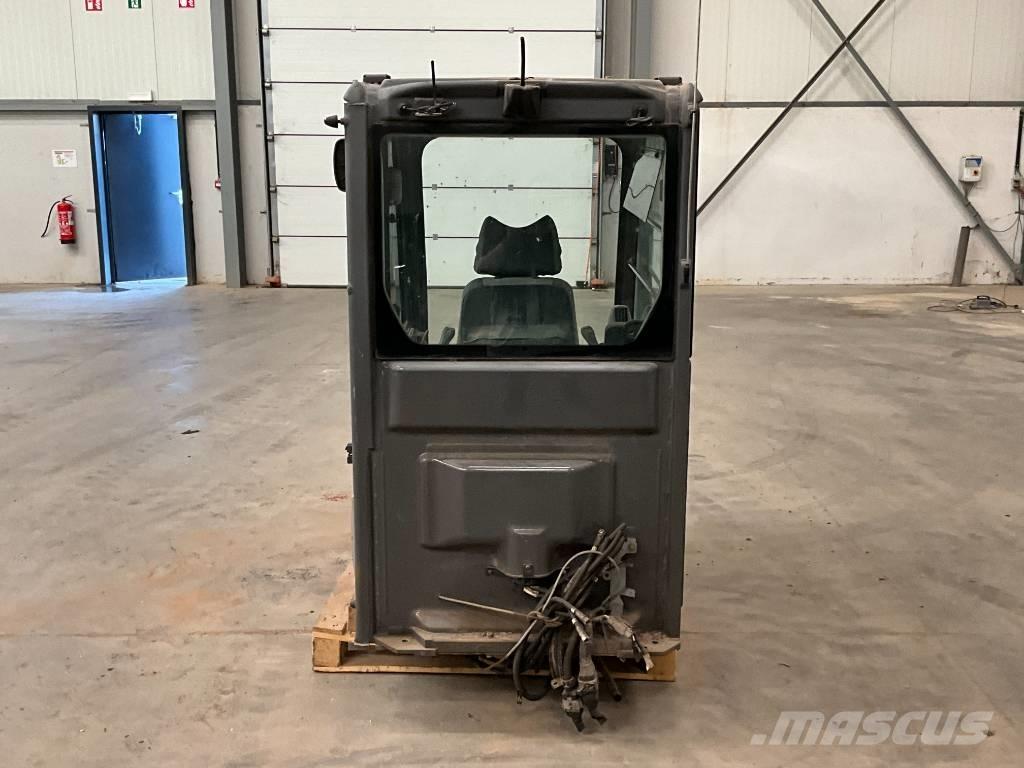 Hitachi ZX 210-3 Kabíny a interiér