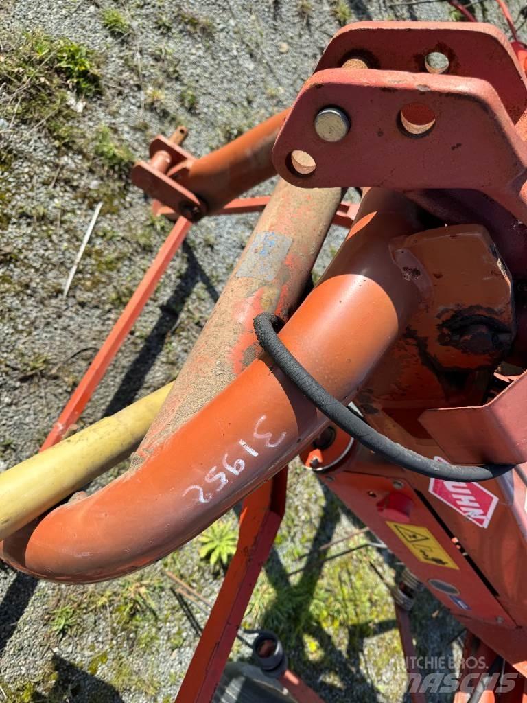 Kuhn GF6301 MH Obracače a zhrabovače sena