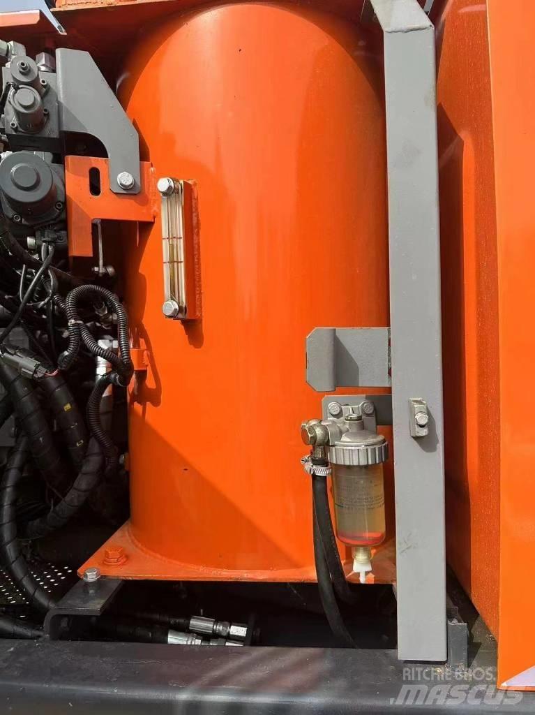 Hitachi 130 Pásové rýpadlá