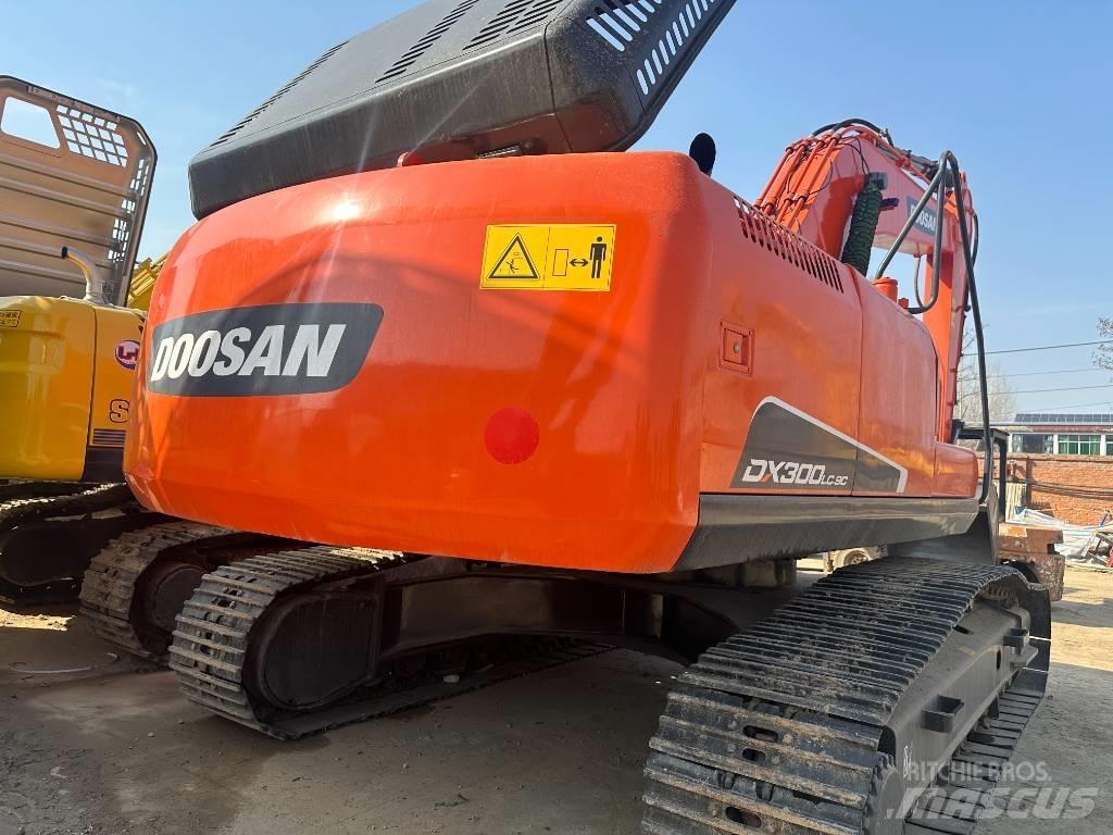 Doosan DX 300 Pásové rýpadlá
