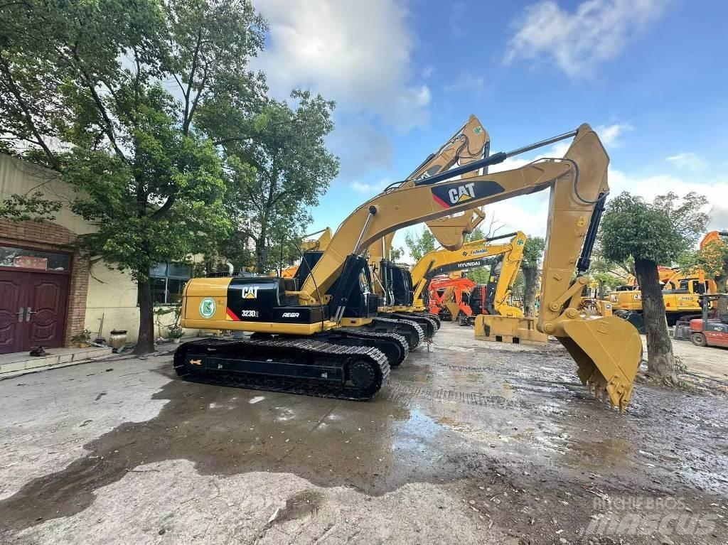 CAT 323 D Pásové rýpadlá