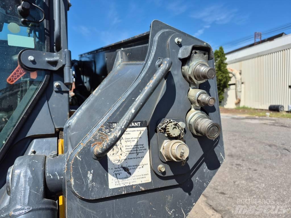 John Deere 331G Šmykom riadené nakladače