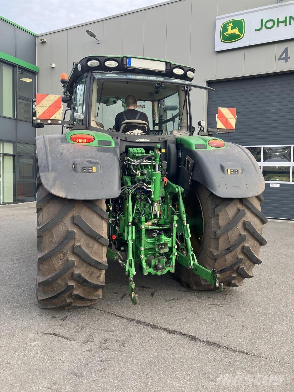 John Deere 6215R Traktory