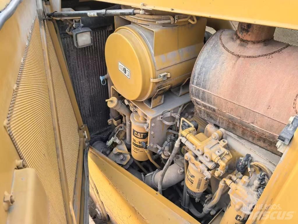 CAT D8T bulldozers Pásové dozéry