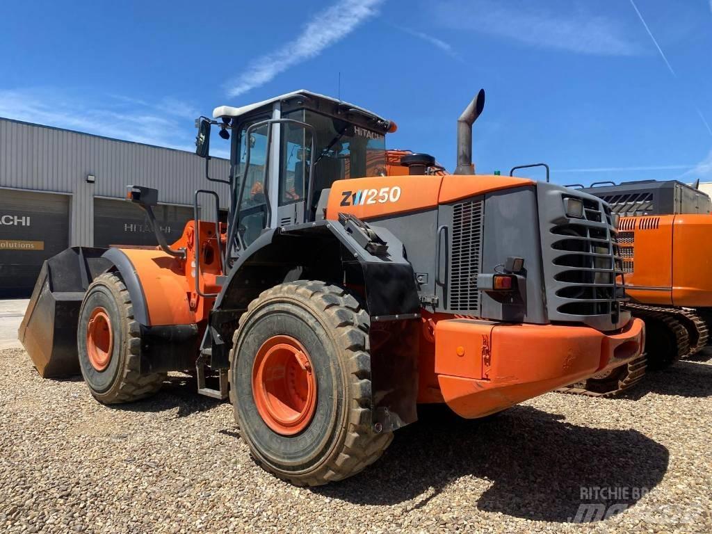 Hitachi ZW 250 Kolesové nakladače