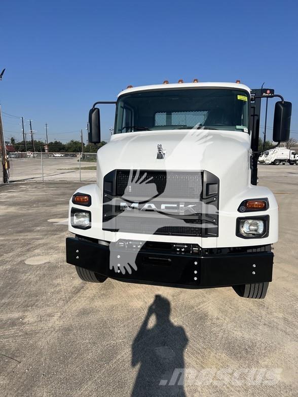 Mack MD6 Plošinové nákladné automobily/nákladné automobily so sklápacími bočnicami