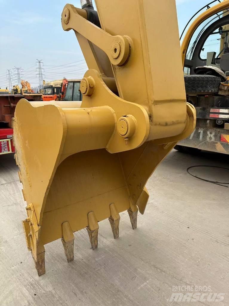 CAT 320 D Pásové rýpadlá