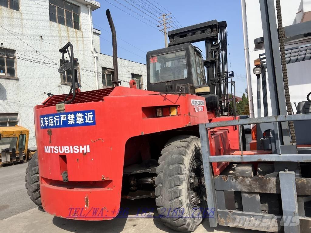 Mitsubishi FD300 Teleskopické manipulátory