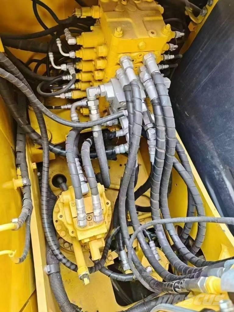 Komatsu 130-7 Pásové rýpadlá