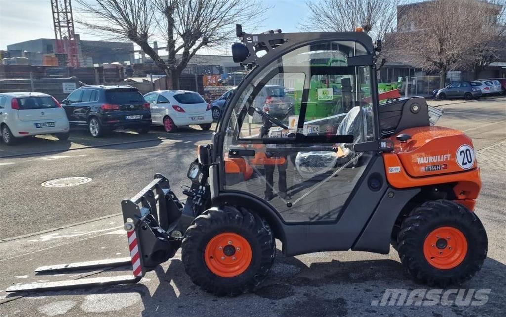 Ausa T144H Teleskopické manipulátory