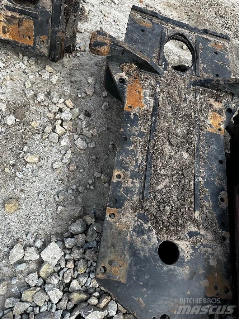 Komatsu 895 Podvozky a zavesenie kolies
