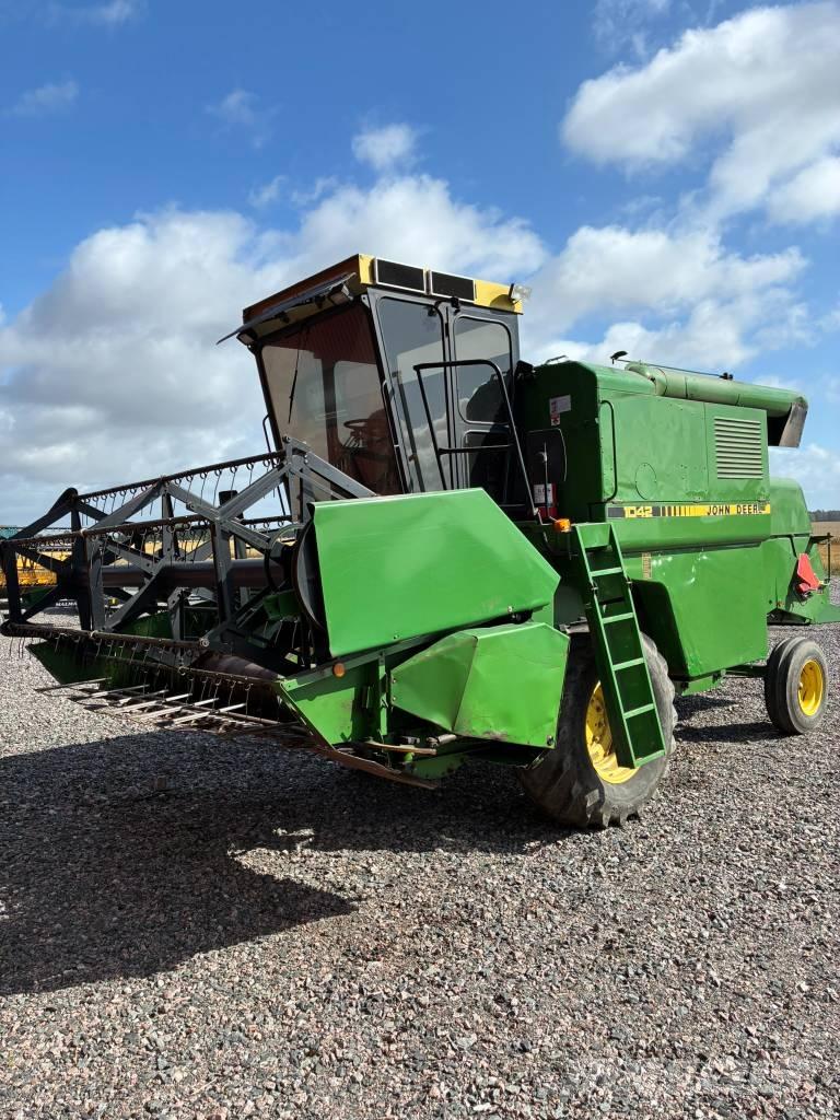 John Deere 1042 Kombinované zberacie stroje