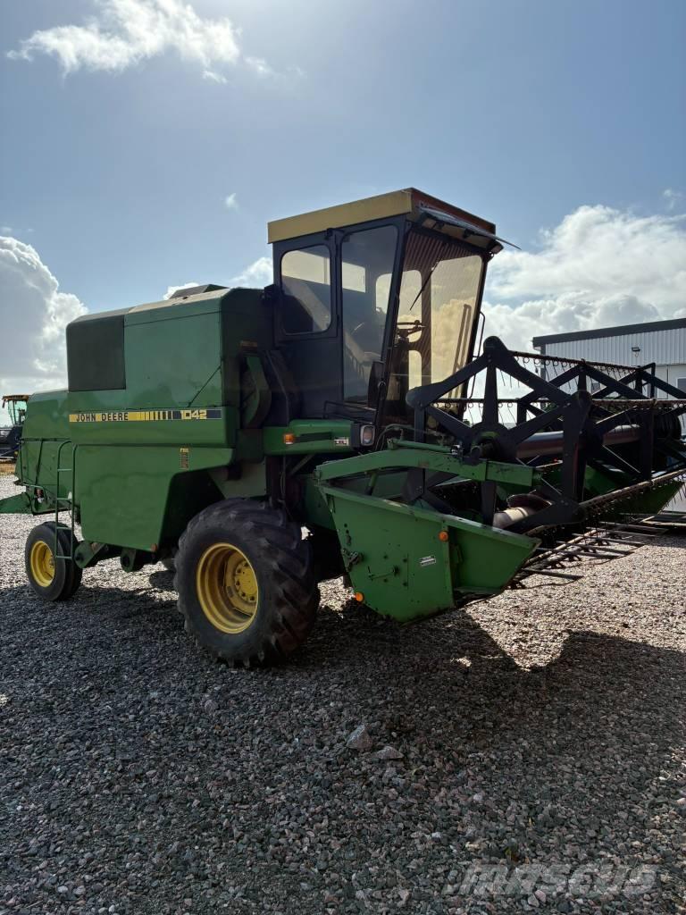 John Deere 1042 Kombinované zberacie stroje